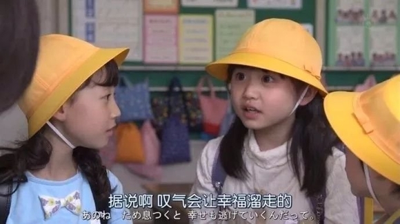 日本三个小学生对“叹气”说法，是不是有点小道理？