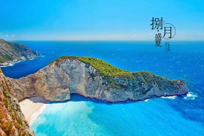 八月盛夏壁纸，以唯美旅游景区，海洋风景为背景的八月文字壁纸图片