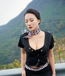 国道公路边的空姐制服装成熟美女何嘉颖性感销魂户外写真图片集组图1