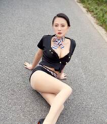 国道公路边的空姐制服装成熟美女何嘉颖性感销魂户外写真图片集组图15