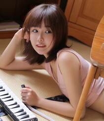 玩电子琴的粉衣短裤可爱少女浅笑迷人居家悠闲私房写真图片