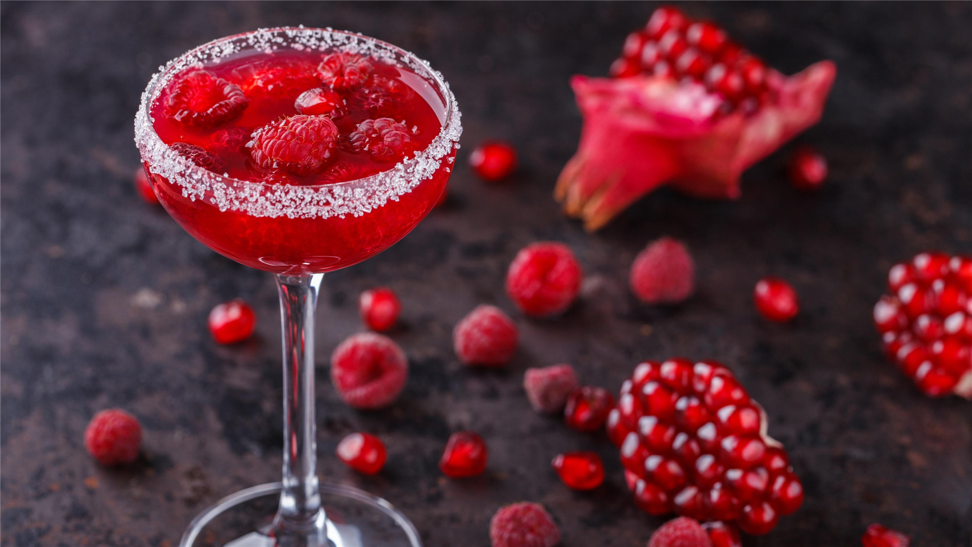 水果和冰块的激情碰撞，装着玻璃杯子里的夏日解暑饮品，冰镇水果饮料图片图片