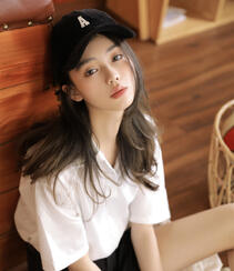 戴着棒球帽，身穿棒球白衣黑色短裤的长发可爱玲珑美少女高清写真