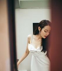 迪丽热巴吊带连衣白裙居家性感写真美照组图5