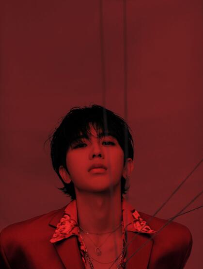 蔡徐坤魅惑红衣写真，以影勾勒轮廓，在光影间呈现万般魅力