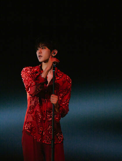 蔡徐坤魅惑红衣写真，以影勾勒轮廓，在光影间呈现万般魅力