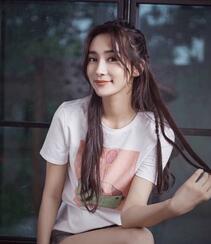 李若宁休闲白T牛仔短裤杂志写真照组图4