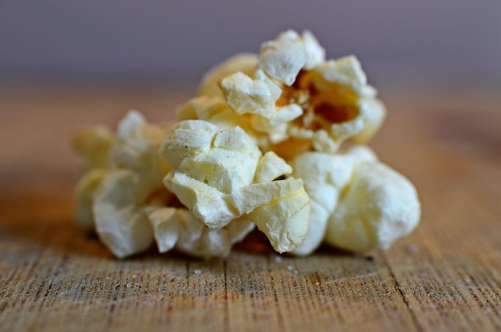 颗粒分明，色泽金黄诱人的美味零食玉米爆米花图片图片