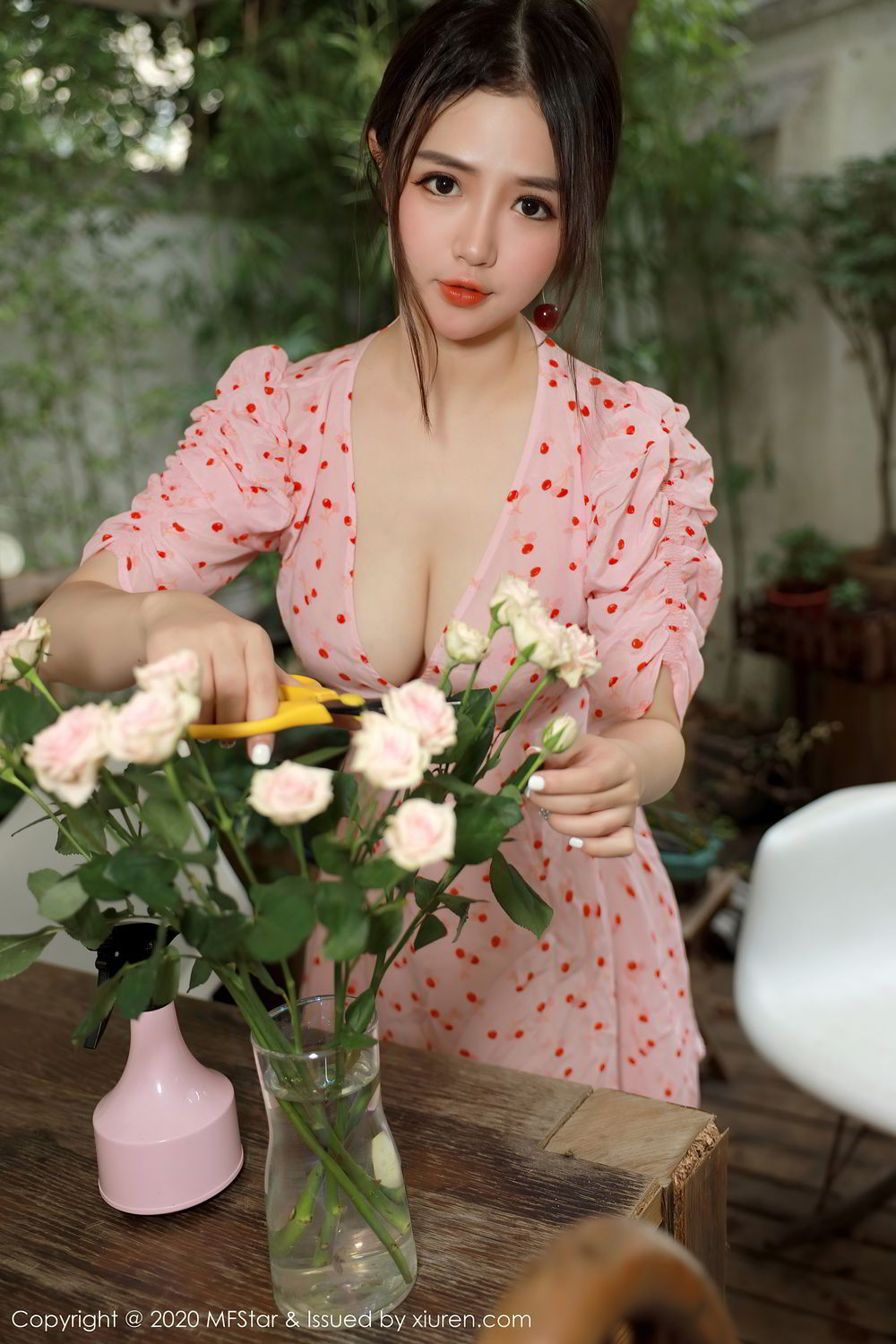 性感丰满身材美女模特蛋糕Cake深V小碎花粉裙院子写真诱惑图片图片