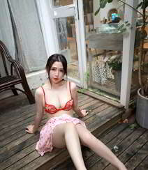 性感丰满身材美女模特蛋糕Cake深V小碎花粉裙院子写真诱惑图片组图28