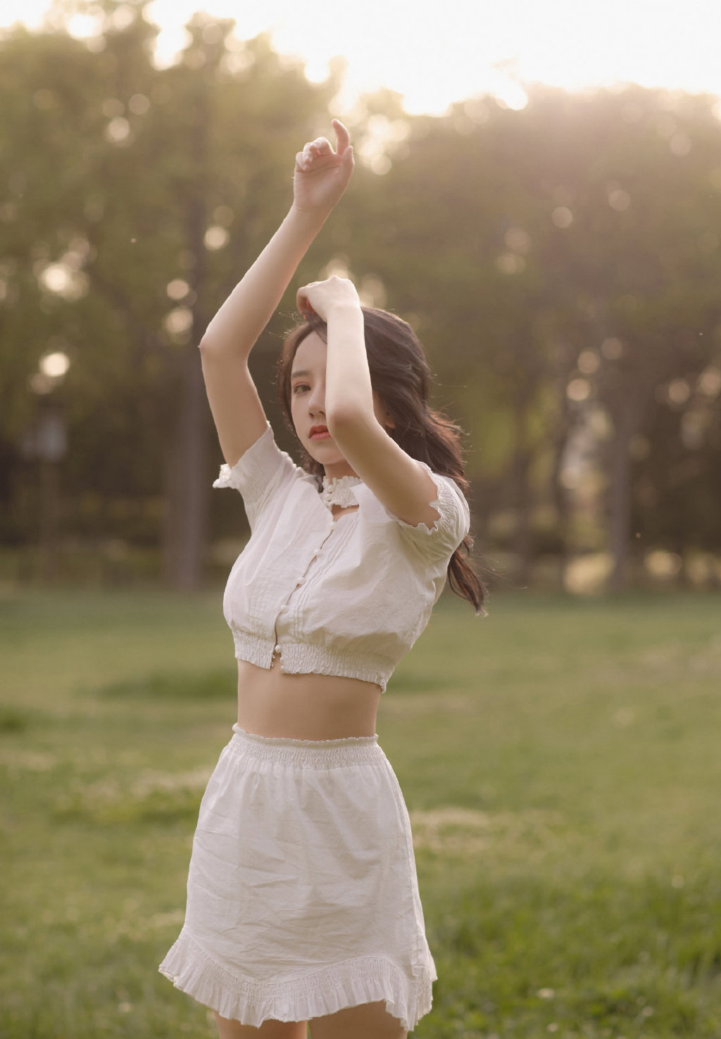 长发白衣短裤漂亮美女甜美，清新，淡淡的性感私房，户外迷人写真套图4