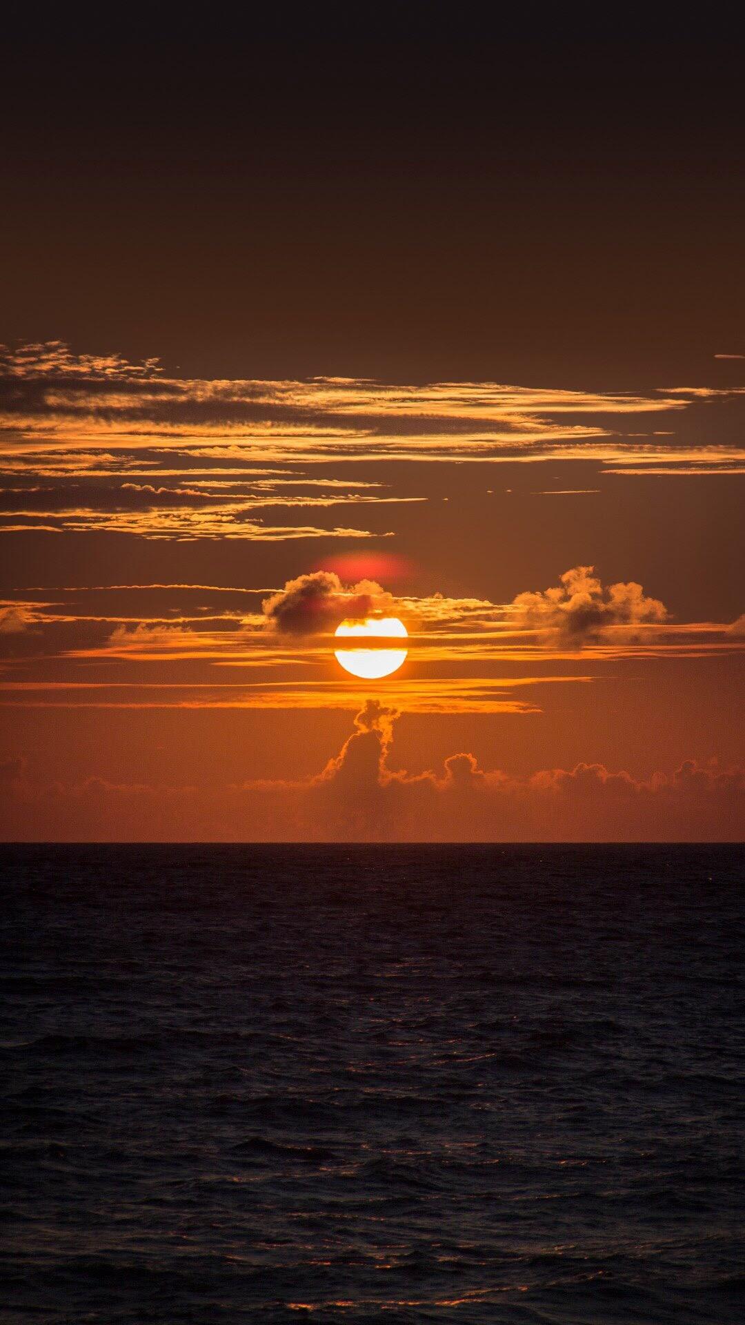 落日火烧云和大海太配了，海上的火烧云风景手机壁纸套图3