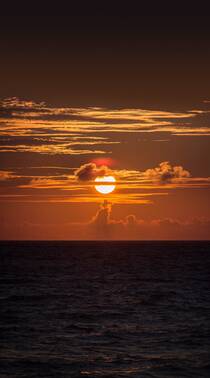 落日火烧云和大海太配了，海上的火烧云风景手机壁纸组图3