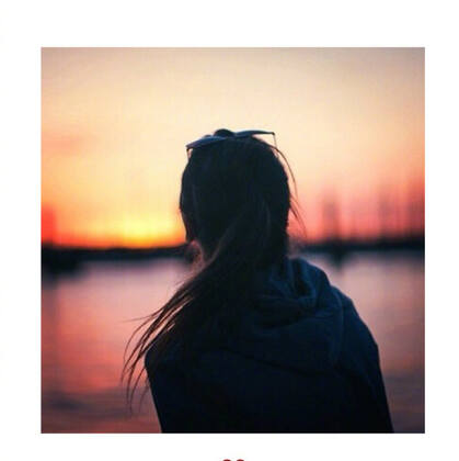 夕阳西下的唯美句子图片，以夕阳下的欧美女生背影为主的带句子图片
