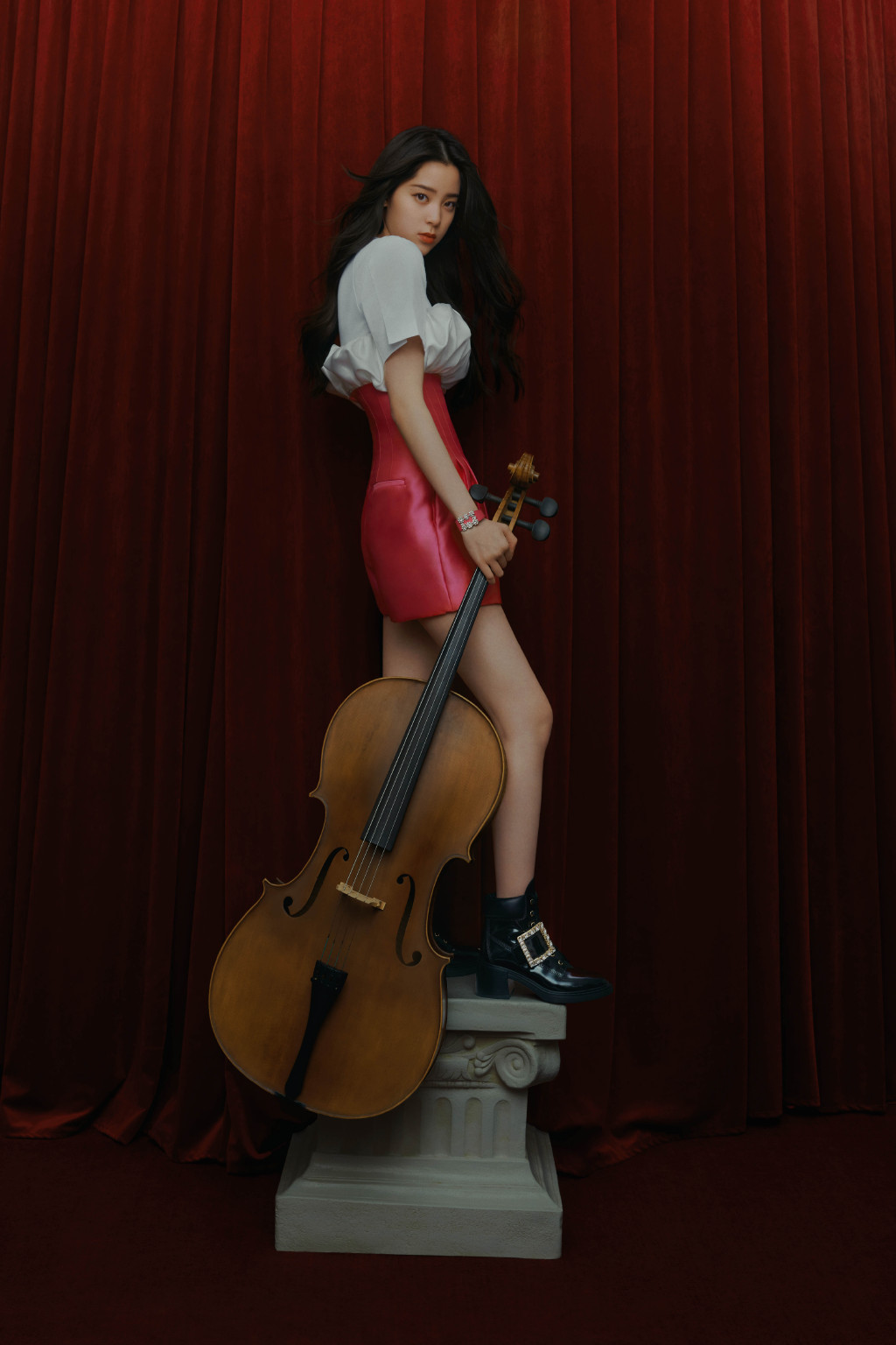 欧阳娜娜手拿大提琴剧场红色幕布前梦幻写真美照图片