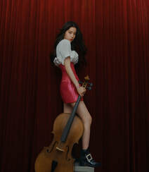 欧阳娜娜手拿大提琴剧场红色幕布前梦幻写真美照