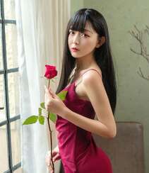 手拿玫瑰，大腿有纹身的吊带红裙气质长发美女性感艺术摄影图片