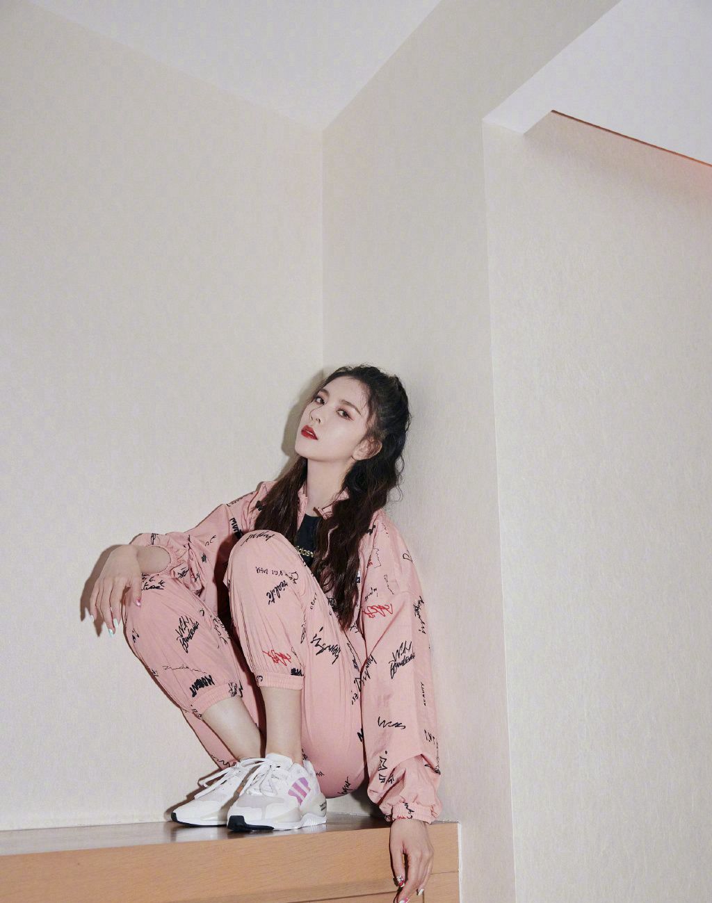 宋妍霏时尚粉色字母夹克运动风酷美写真图片图片