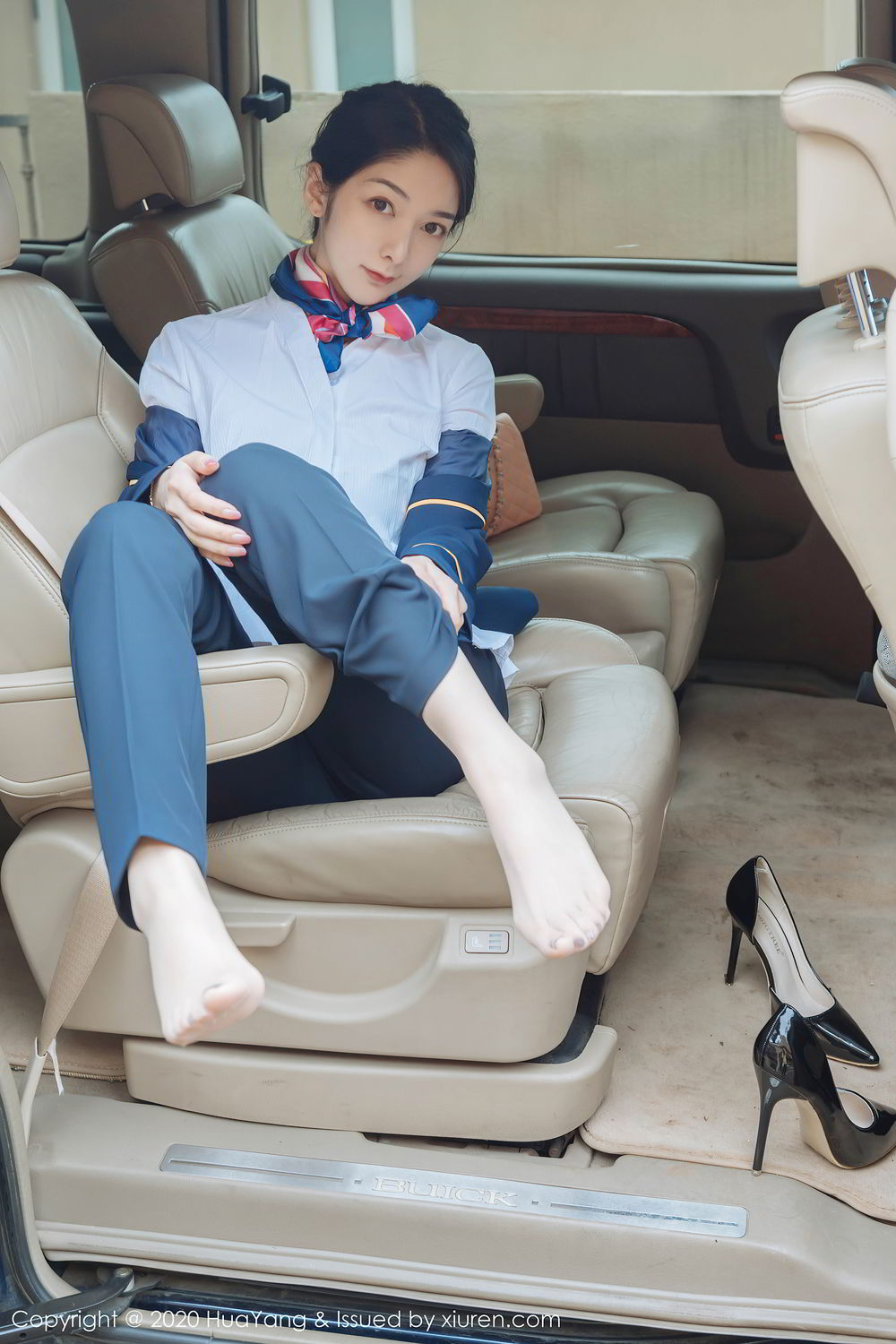 新疆美女Angela小热巴职业装高跟穿着车内性感妖娆夸张姿势写真图片