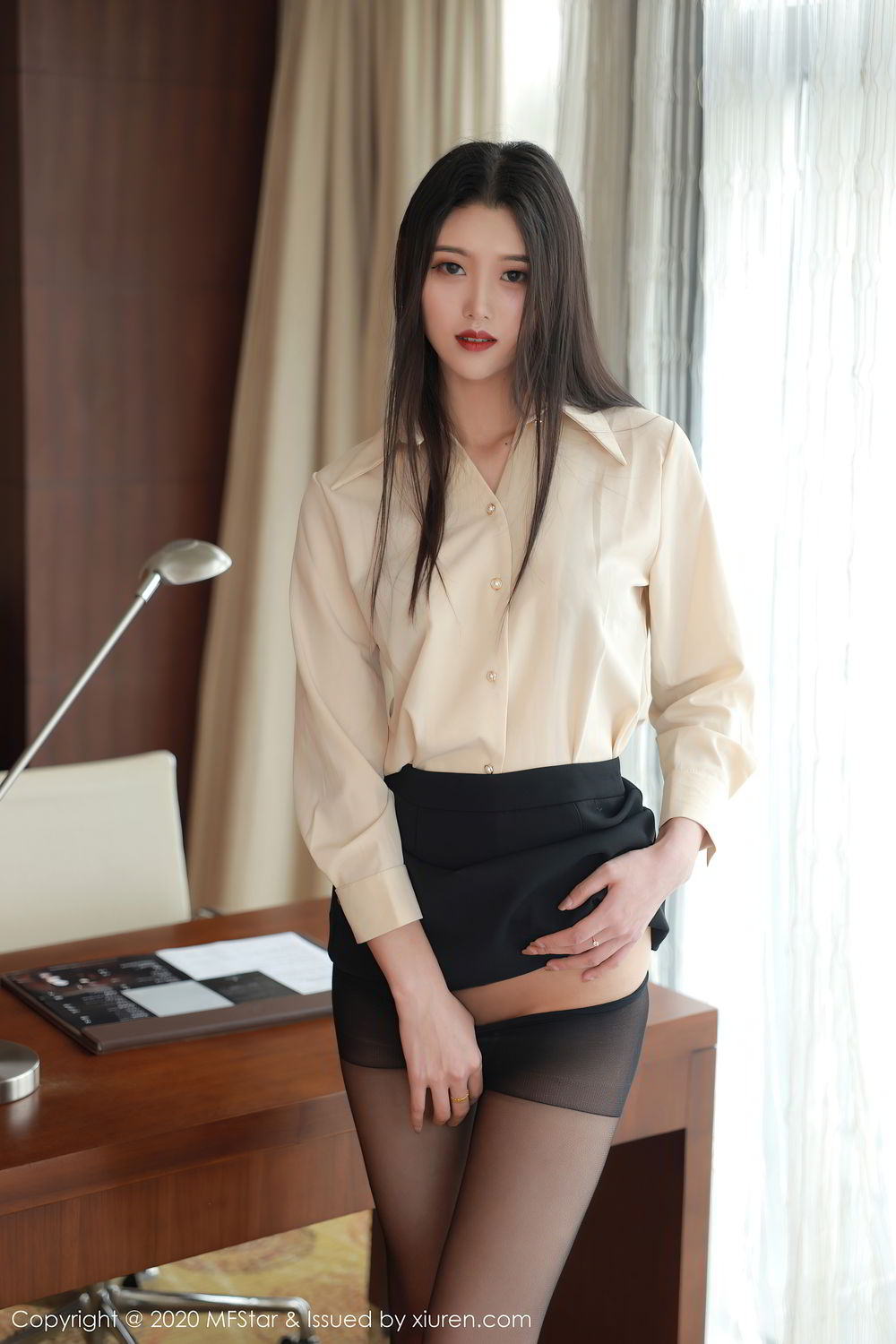 性感高挑办公室美女秘书陈一涵制服短裙黑丝袜展曼妙身材妖娆写真集图片