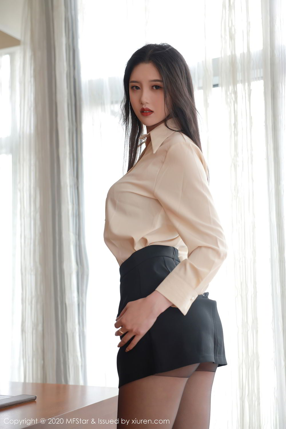 性感高挑办公室美女秘书陈一涵制服短裙黑丝袜展曼妙身材妖娆写真集图片