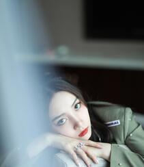 四川籍美女歌手苏芮琪酷美装扮高清静距离沙发写真美照