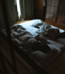 可爱好看的少女闺蜜2个人，穿着睡衣，一起起床刷牙，吃早餐艺术摄影图集组图1
