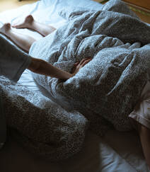可爱好看的少女闺蜜2个人，穿着睡衣，一起起床刷牙，吃早餐艺术摄影图集组图5