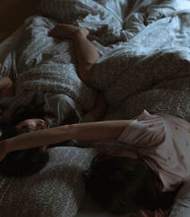可爱好看的少女闺蜜2个人，穿着睡衣，一起起床刷牙，吃早餐艺术摄影图集组图3