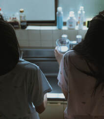 可爱好看的少女闺蜜2个人，穿着睡衣，一起起床刷牙，吃早餐艺术摄影图集组图8
