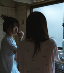 可爱好看的少女闺蜜2个人，穿着睡衣，一起起床刷牙，吃早餐艺术摄影图集组图9
