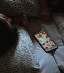 可爱好看的少女闺蜜2个人，穿着睡衣，一起起床刷牙，吃早餐艺术摄影图集组图10