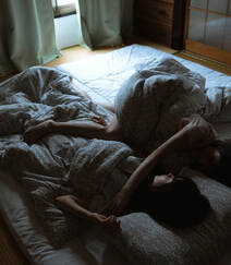 可爱好看的少女闺蜜2个人，穿着睡衣，一起起床刷牙，吃早餐艺术摄影图集组图15