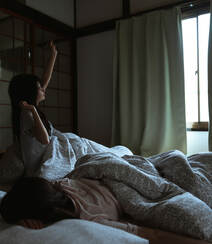 可爱好看的少女闺蜜2个人，穿着睡衣，一起起床刷牙，吃早餐艺术摄影图集组图13