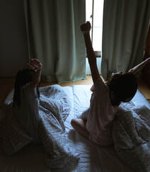 可爱好看的少女闺蜜2个人，穿着睡衣，一起起床刷牙，吃早餐艺术摄影图集组图17