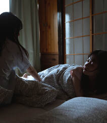 可爱好看的少女闺蜜2个人，穿着睡衣，一起起床刷牙，吃早餐艺术摄影图集组图14