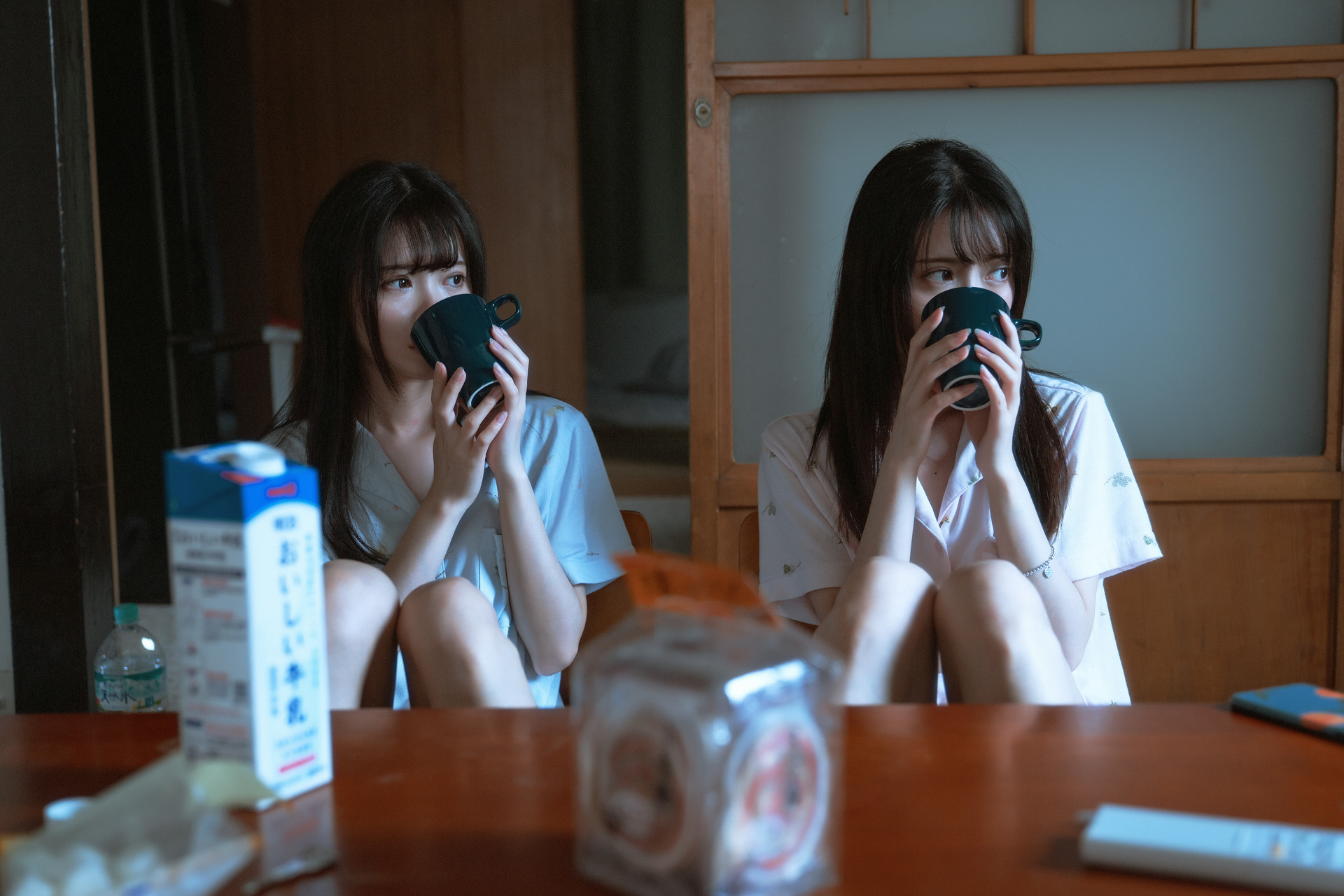 可爱好看的少女闺蜜2个人，穿着睡衣，一起起床刷牙，吃早餐艺术摄影图集图片