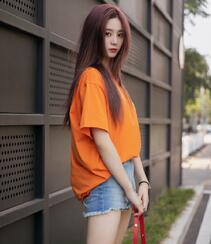 徐艺洋时尚休闲橙色T恤搭配牛仔热裤显白皙好看美腿街拍美照