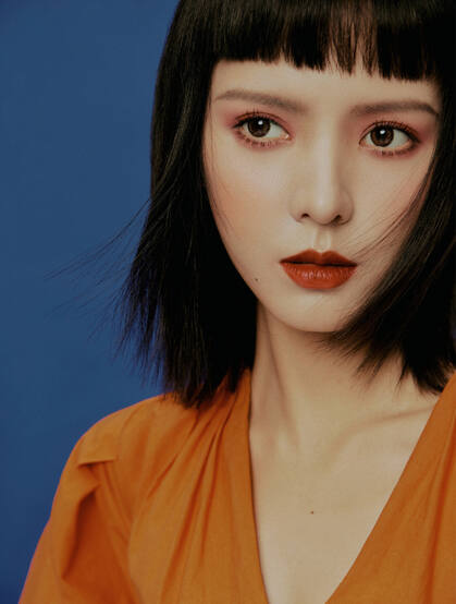 张予曦复古摩登时尚齐刘海短发发型搭配橘色长裙优美写真图片