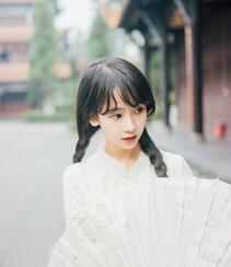 美丽动人的双麻花辫民国风旗袍美少女游园街拍超美摄影艺术写真照组图3