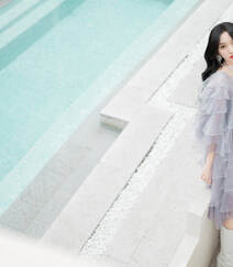 程潇仙气飘飘百褶紫裙着身在泳池边流连超美写真照片组图1