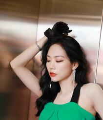 王霏霏化身电梯女郎，绿色吊带抹胸装搭配黑色皮裙，撩人动作气质妖娆