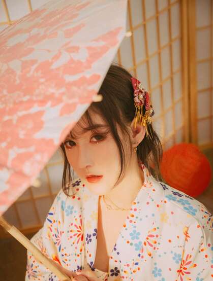 单手拿扇，或执伞的和服装美女日式榻榻米唯美摄影写真