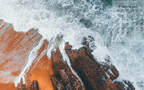 海水冲击海岸时激起的浪花，气势磅礴的大海，海浪，浪花高清9月日历壁纸组图3