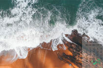 海水冲击海岸时激起的浪花，气势磅礴的大海，海浪，浪花高清9月日历壁纸