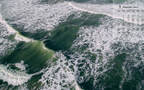 海水冲击海岸时激起的浪花，气势磅礴的大海，海浪，浪花高清9月日历壁纸组图9