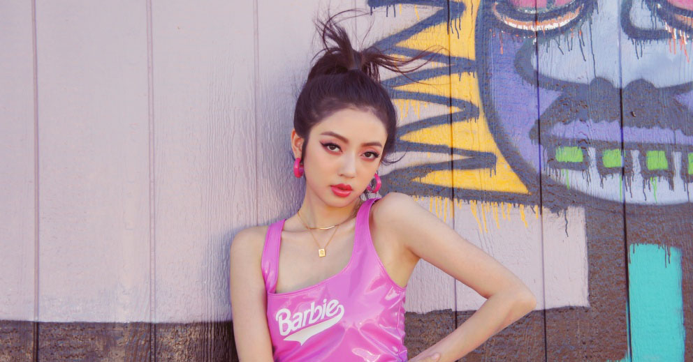 贵州籍美女演员何瑞贤身着粉色皮背心美系风格街头写真美照图片