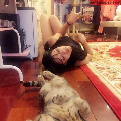 这一女，一猫躺在地上销魂的姿势，简直是神同步啊！
