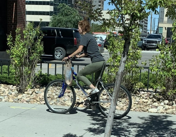 好厉害！骑着没有坐垫自行车的欧美美女搞笑图片