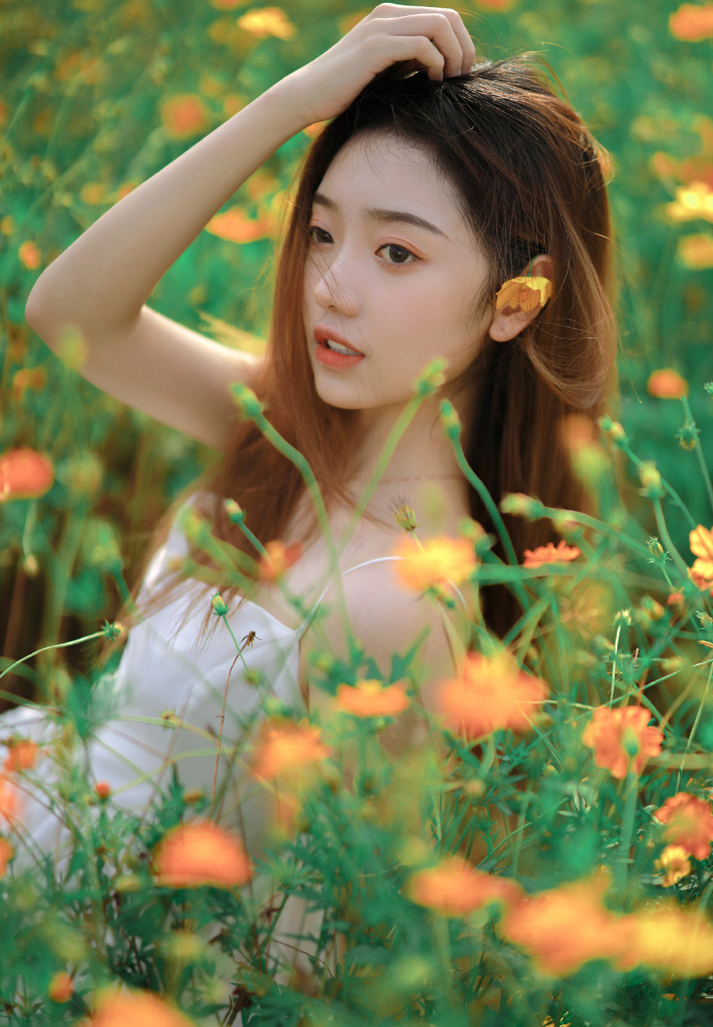 山花浪漫的花间超美吊带白裙少女唯美艺术摄影写真图集图片